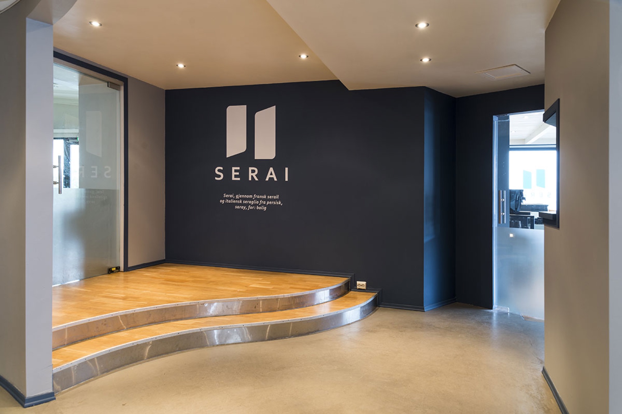 SERAI sitt kontor med logo på veggen