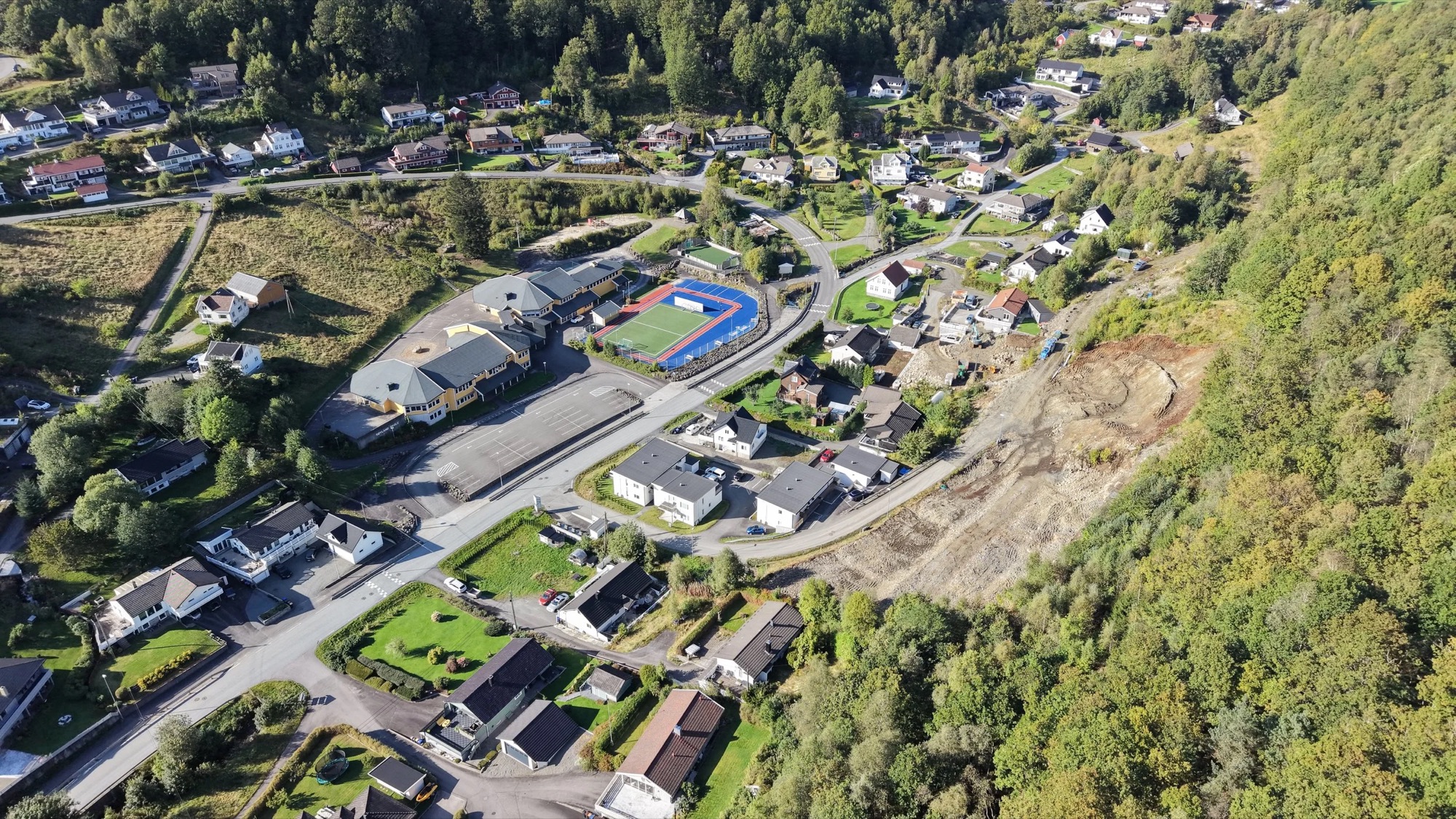 Dronefoto av feltet og nærområdet