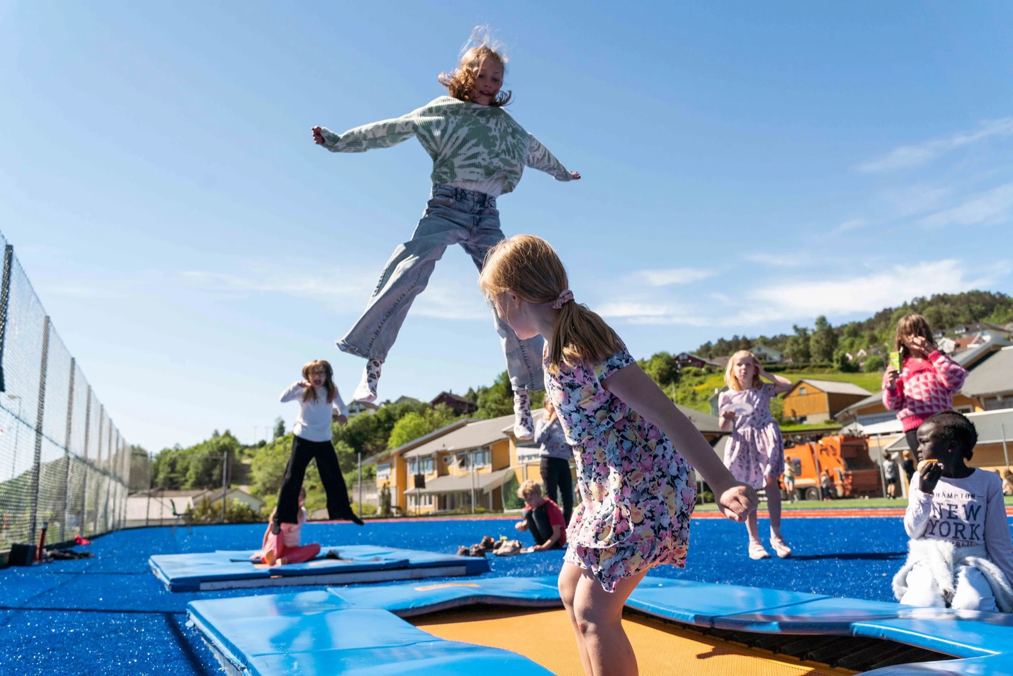 Barn som leker på trampoline i nabolaget
