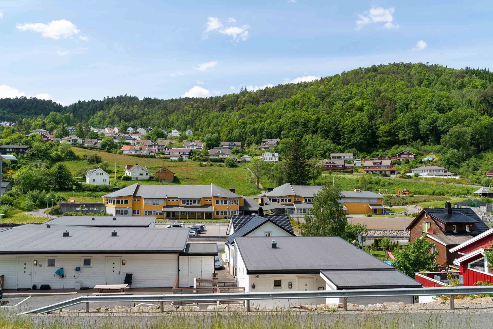 Skole og boligområde i nærheten av Søylandslia